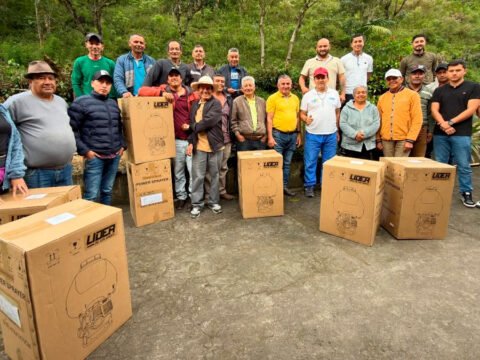 Entregan 15 bombas de fumigar a productores de plátano en zonas rurales de Sandoná Entrega de bombas a productores de plátano de Sandoná