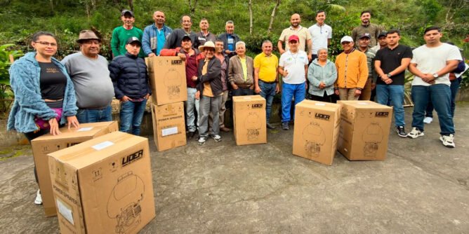 Entrega de bombas a productores de plátano de Sandoná