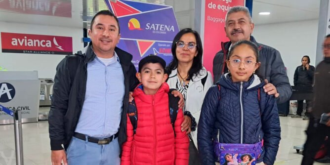 Estudiantes y docentes de la IE Nuestra Señora del PIlar de Aldana