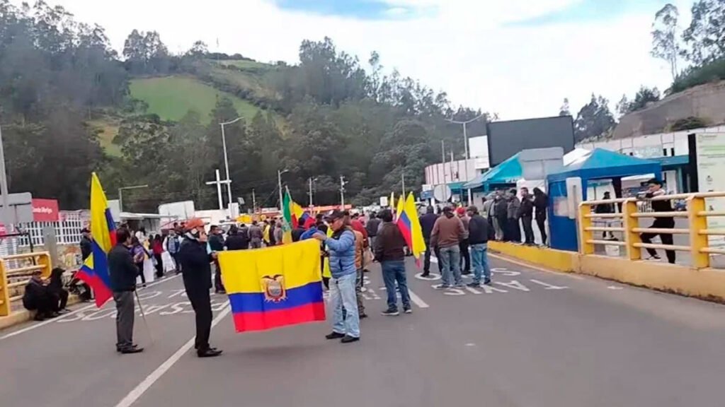 Manifestantes ecuatorianos en Rumichaca