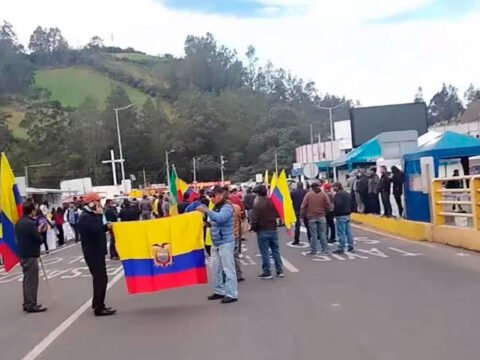 Manifestantes ecuatorianos en Rumichaca