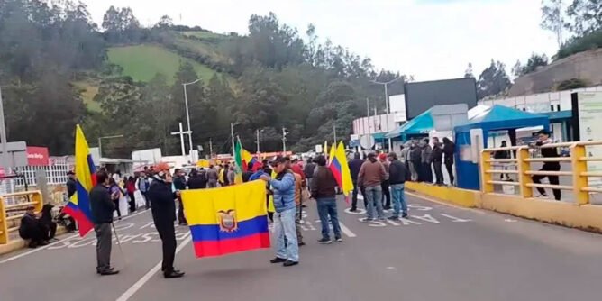Manifestantes ecuatorianos en Rumichaca