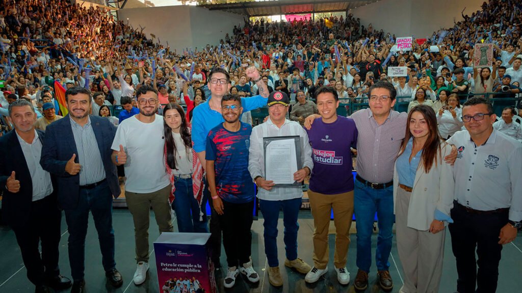 Presidente Gustavo Petro en la promulgación de la ley 2568