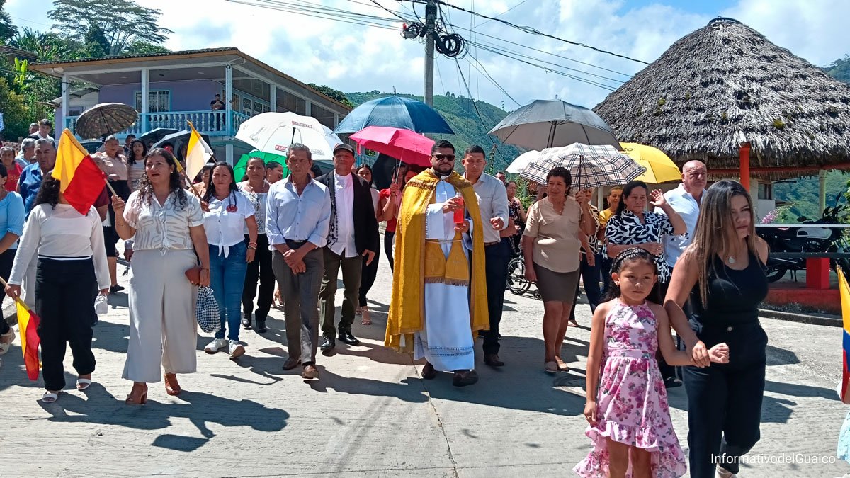 El presbítero Alveiro Bastidas Martínez celebra su primera eucaristía en el templo del Sacratísimo Corazón de Jesús de El Ingenio, Sandoná