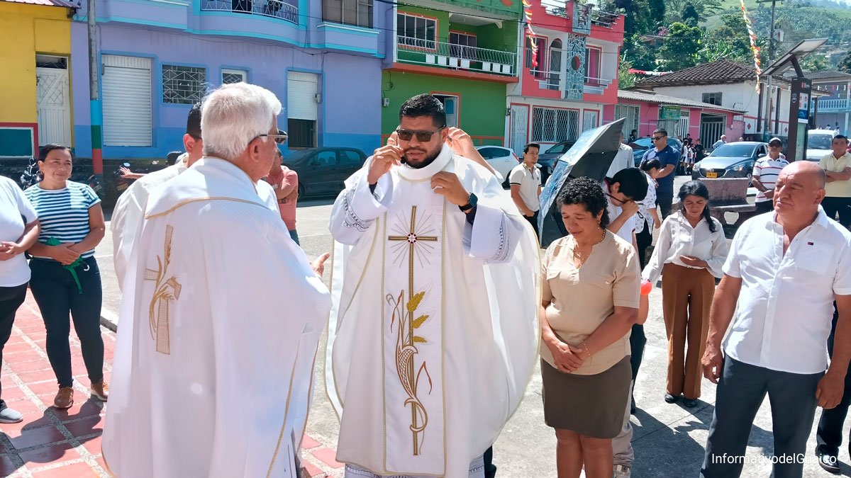 El presbítero Alveiro Bastidas Martínez celebra su primera eucaristía en el templo del Sacratísimo Corazón de Jesús de El Ingenio, Sandoná