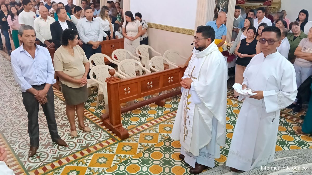 El presbítero Alveiro Bastidas Martínez celebra su primera eucaristía en el templo del Sacratísimo Corazón de Jesús de El Ingenio, Sandoná