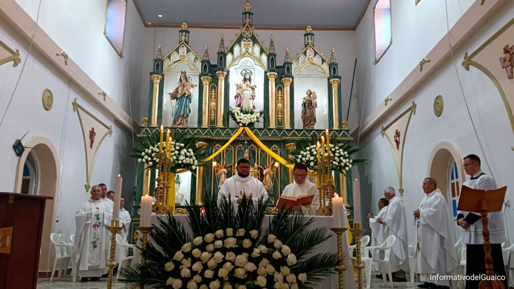 El presbítero Alveiro Bastidas Martínez celebra su primera eucaristía en el templo del Sacratísimo Corazón de Jesús de El Ingenio, Sandoná