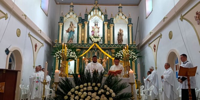 El presbítero Alveiro Bastidas Martínez celebra su primera eucaristía en el templo del Sacratísimo Corazón de Jesús de El Ingenio, Sandoná