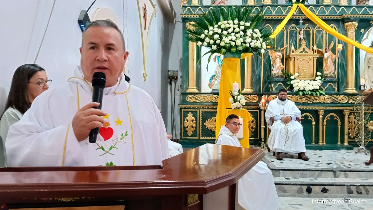 El presbítero Alveiro Bastidas Martínez celebra su primera eucaristía en el templo del Sacratísimo Corazón de Jesús de El Ingenio, Sandoná