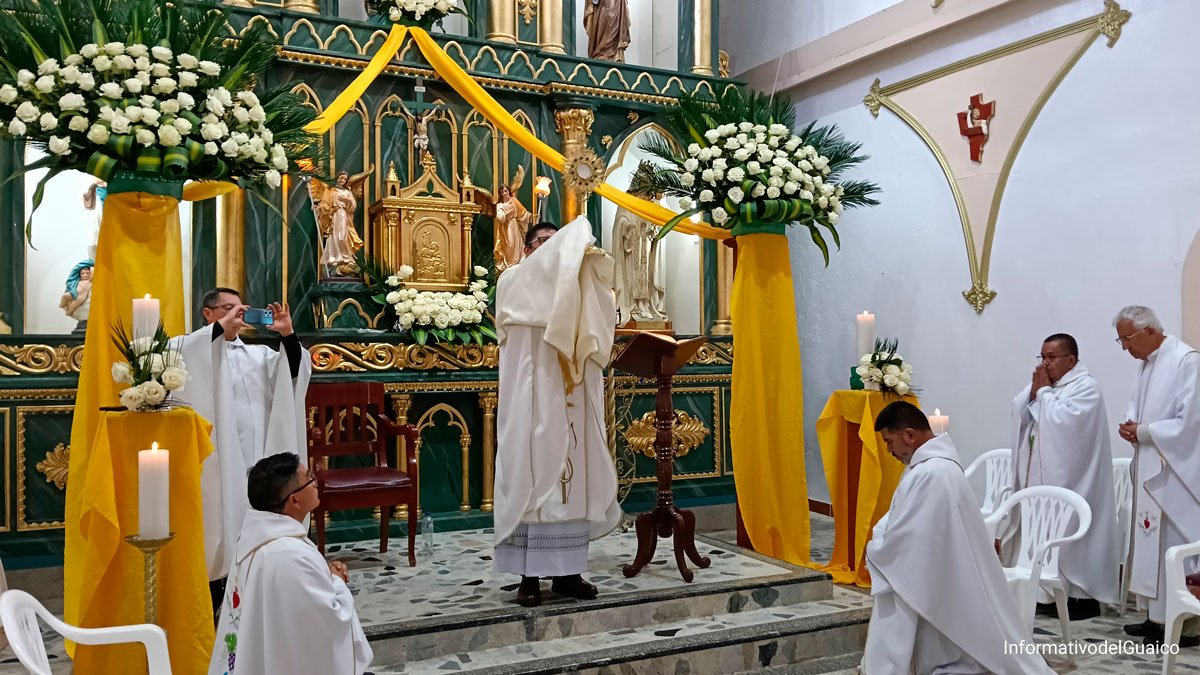 El presbítero Alveiro Bastidas Martínez celebra su primera eucaristía en el templo del Sacratísimo Corazón de Jesús de El Ingenio, Sandoná