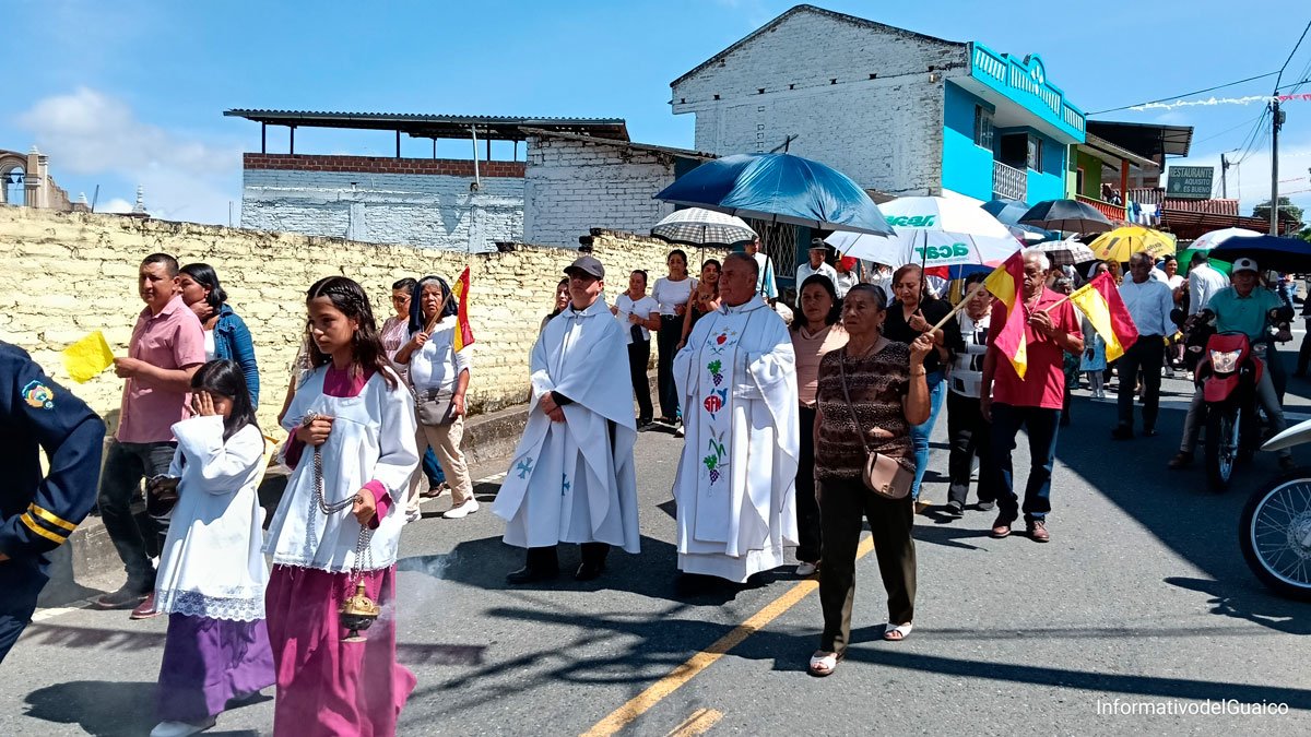 El presbítero Alveiro Bastidas Martínez celebra su primera eucaristía en el templo del Sacratísimo Corazón de Jesús de El Ingenio, Sandoná