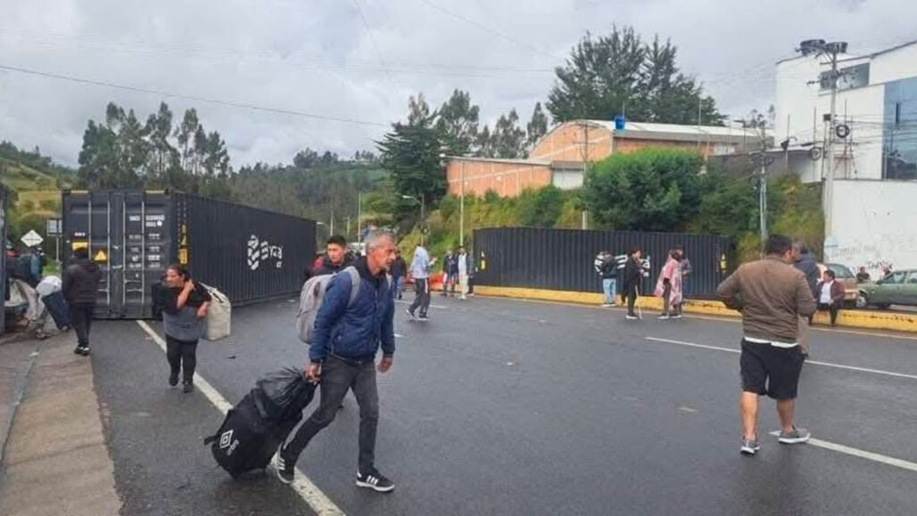 Puente internacional de Rumichaca cerrado