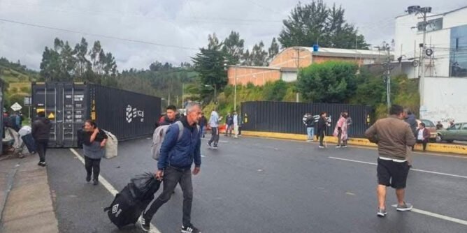 Puente internacional de Rumichaca cerrado