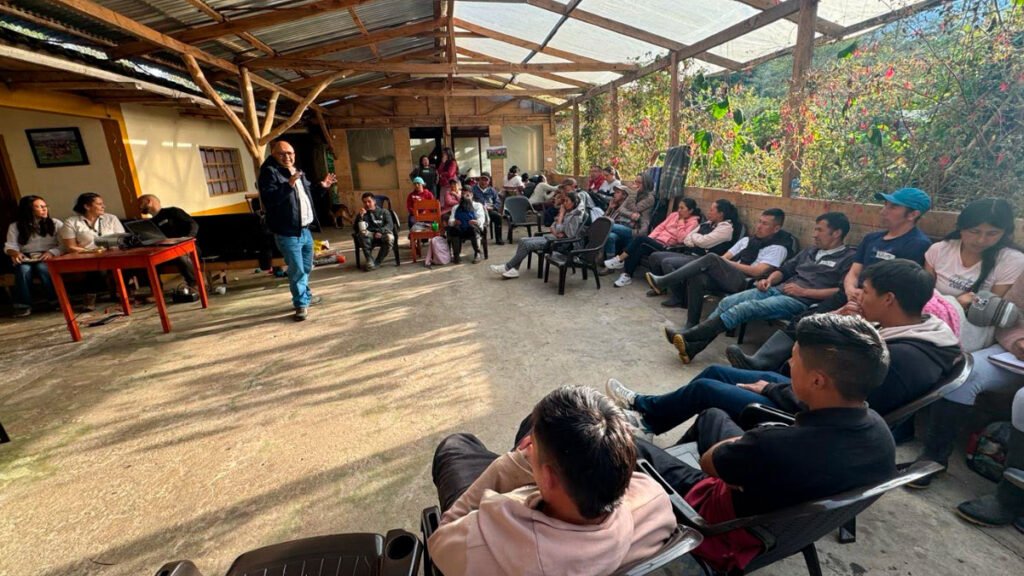 Habitantes de la vereda Romerillo, en el corregimiento El Encano (Pasto), participan en la socialización del proyecto de Hábitat Rural Sostenible del SENA, iniciativa que promueve la construcción comunitaria con enfoque ambiental y saberes ancestrales