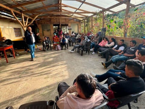Habitantes de la vereda Romerillo, en el corregimiento El Encano (Pasto), participan en la socialización del proyecto de Hábitat Rural Sostenible del SENA, iniciativa que promueve la construcción comunitaria con enfoque ambiental y saberes ancestrales