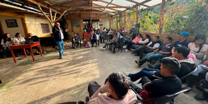 Habitantes de la vereda Romerillo, en el corregimiento El Encano (Pasto), participan en la socialización del proyecto de Hábitat Rural Sostenible del SENA, iniciativa que promueve la construcción comunitaria con enfoque ambiental y saberes ancestrales