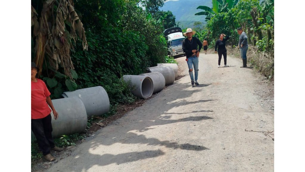 Tubos para reconstrucción de alcantarilla en Roma, en la vía Sandoná - Ancuya