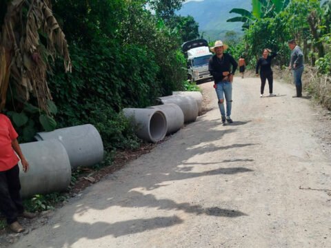 Tubos para reconstrucción de alcantarilla en Roma, en la vía Sandoná - Ancuya