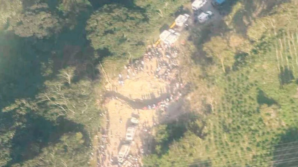 Cráter que dejó la explosión en Cajibío sobre la vía Panamericana