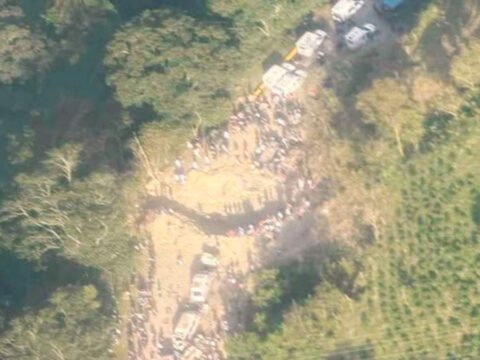 Cráter que dejó la explosión en Cajibío sobre la vía Panamericana