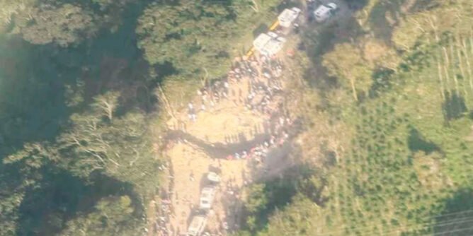 Cráter que dejó la explosión en Cajibío sobre la vía Panamericana