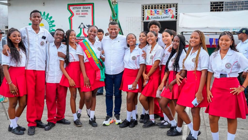Estudiantes de Tumaco con el gobernador de Nariño