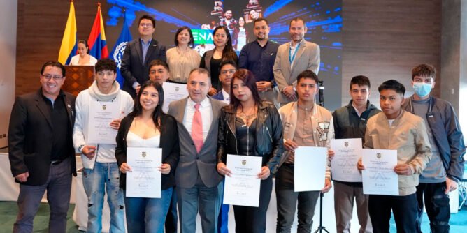 Jóvenes graduados en Senatic