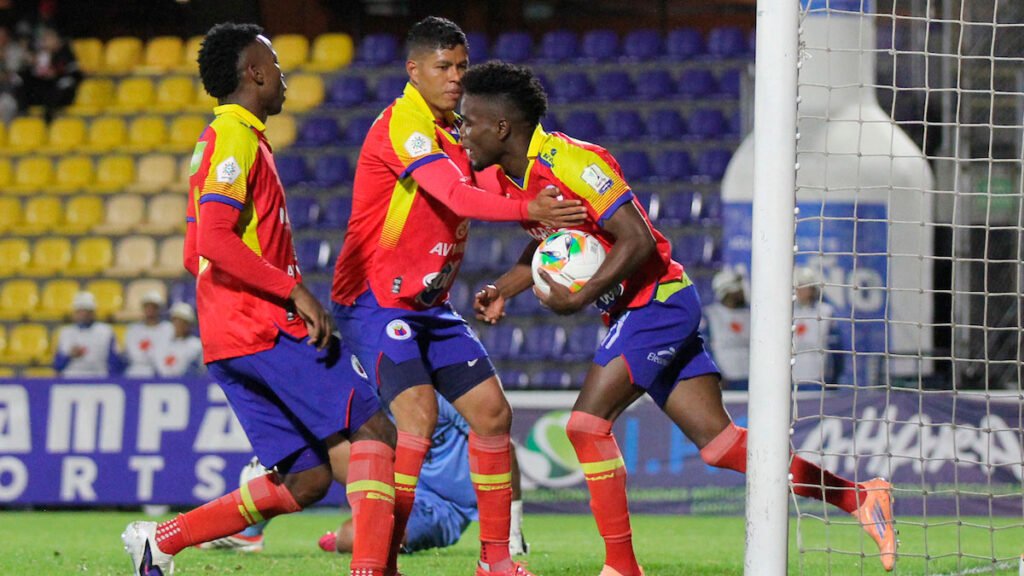 Jugadores del Pasto celebran el gol que les dio el triunfo frente a Deportes Tolima