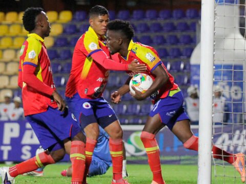 Jugadores del Pasto celebran el gol que les dio el triunfo frente a Deportes Tolima