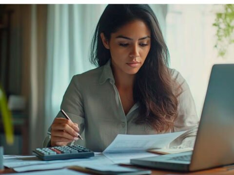 Mujer revisando cuentas