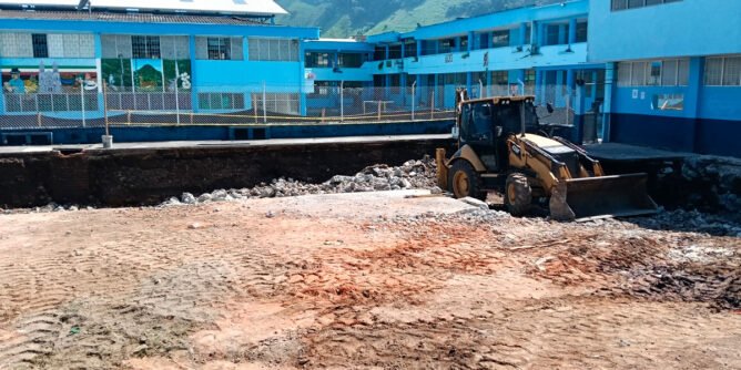 Demolición vieja piscina deL Santo Tomás de Aquino de Sandoná