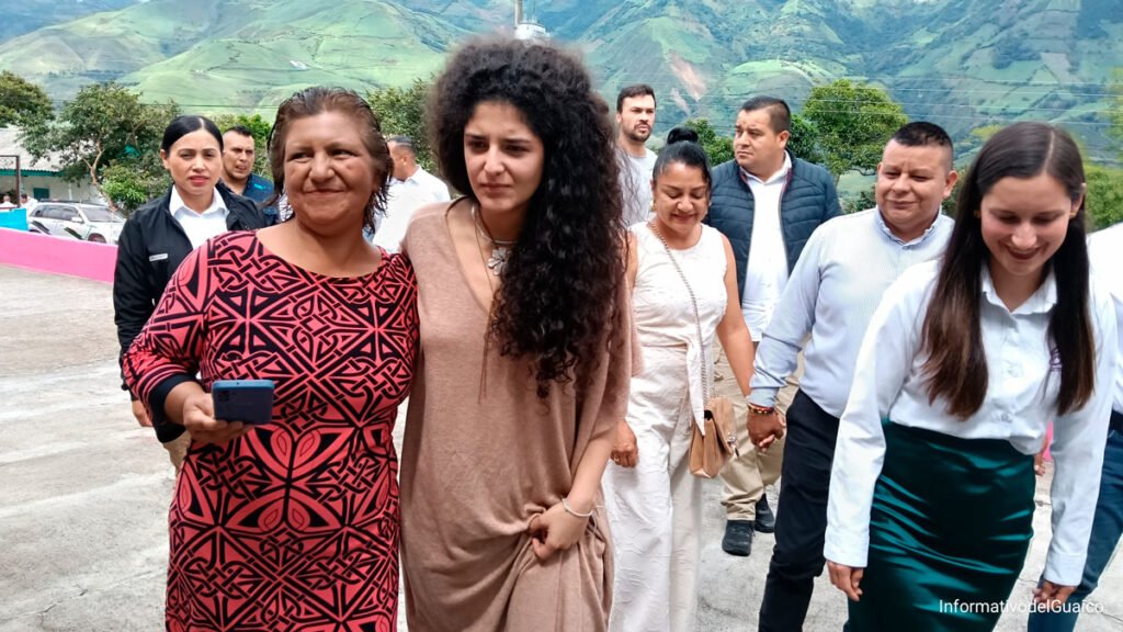 Profesora Odila Mora con la ministra de cultura Yannai Kadamani