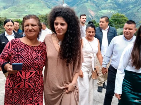 Profesora Odila Mora con la ministra de cultura Yannai Kadamani