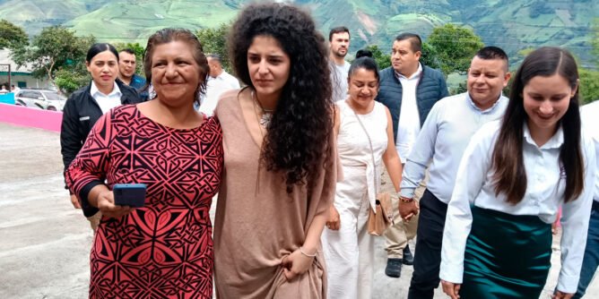 Profesora Odila Mora con la ministra de cultura Yannai Kadamani