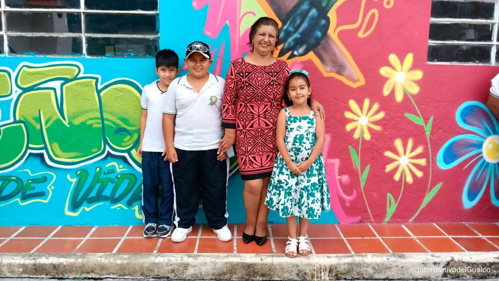 Profesora Odila Mora con los estudiantes de la Escuela San José de El Salado, Consacá