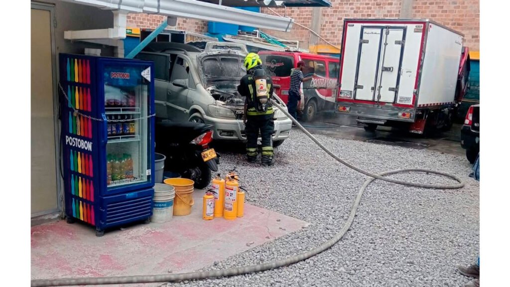 Vehículo incendiado en el lavadero de carros de Sendoya, Pasto