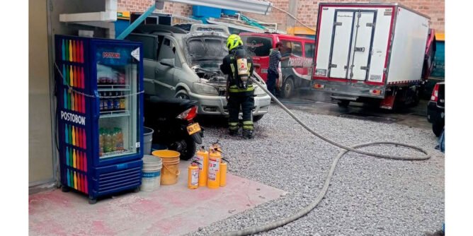 Vehículo incendiado en el lavadero de carros de Sendoya, Pasto