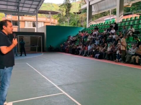 Alcalde de Linares y familias desplazadas por enfrentamientos