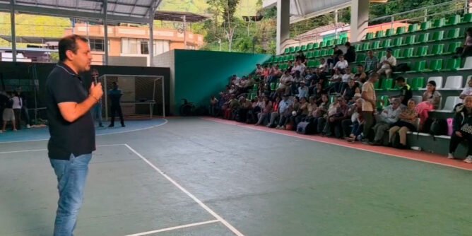Alcalde de Linares y familias desplazadas por enfrentamientos