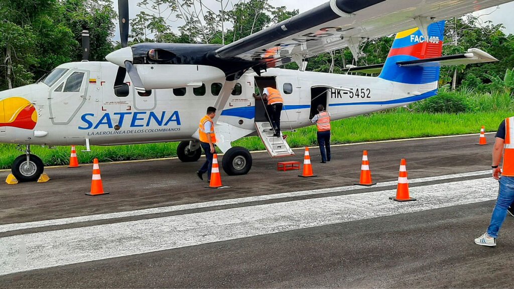 Avión de Satena en el aeropuerto de El Charco