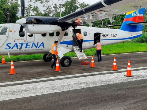 Avión de Satena en el aeropuerto de El Charco