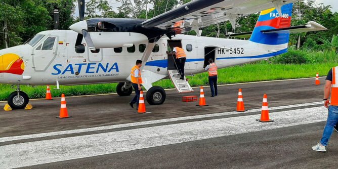 Avión de Satena en el aeropuerto de El Charco