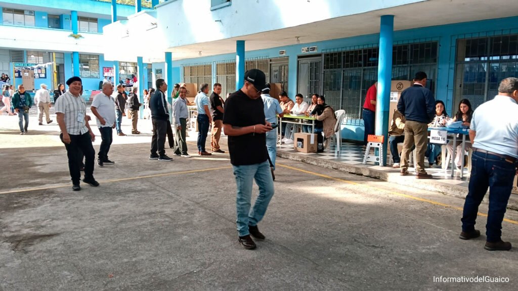 Ciudadanos votando en Sandoná