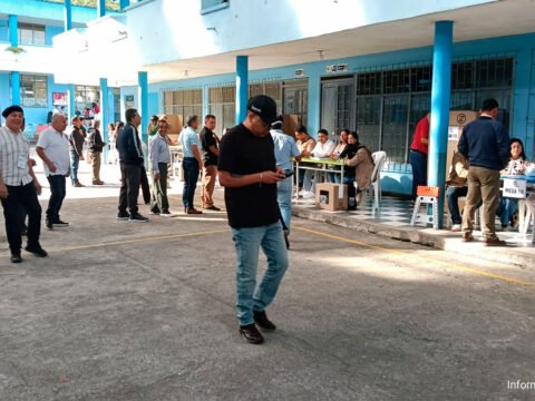 Ciudadanos votando en Sandoná
