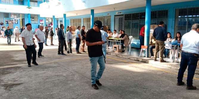 Ciudadanos votando en Sandoná