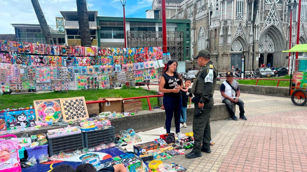 Control de vendedores informales en el parque principal de Sandoná