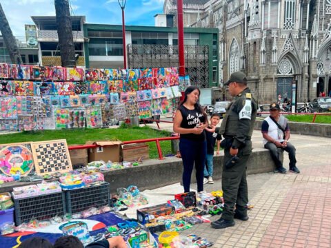 Control de vendedores informales en el parque principal de Sandoná