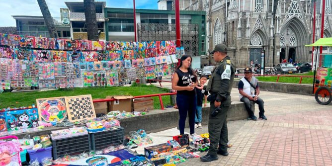 Control de vendedores informales en el parque principal de Sandoná