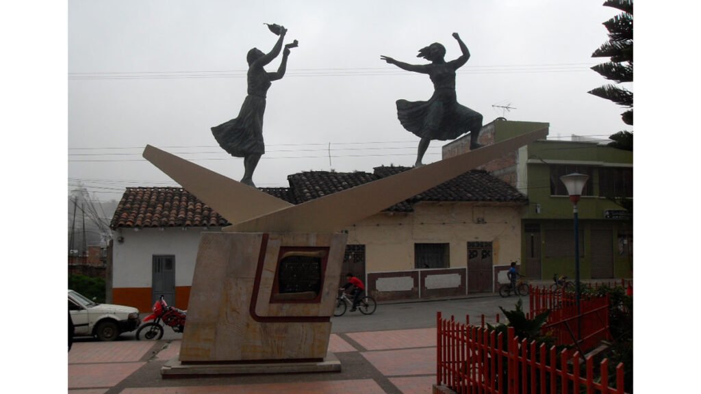 Manuela Cumbal y Francisca Aucú en el parque de Guaitarilla