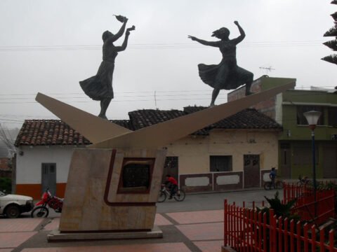 Manuela Cumbal y Francisca Aucú en el parque de Guaitarilla